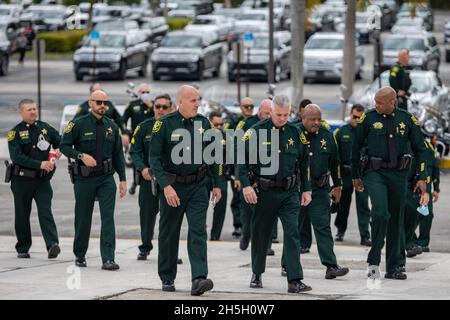 Sunrise, États-Unis.08 novembre 2021.La pandémie COVID-19 a coûté la vie à plus de 700,000 000 Américains.Neuf de ces personnes étaient des employés dévoués, dignes de confiance et appréciés du Bureau du shérif de Broward.Ils laissent derrière eux leur famille, leurs amis et leurs proches, ainsi qu'une communauté BSO qui pleure leur mort et honore leur héritage.(Photo par Yaroslav Sabitov/YES Market Media/Sipa USA) crédit: SIPA USA/Alay Live News Banque D'Images