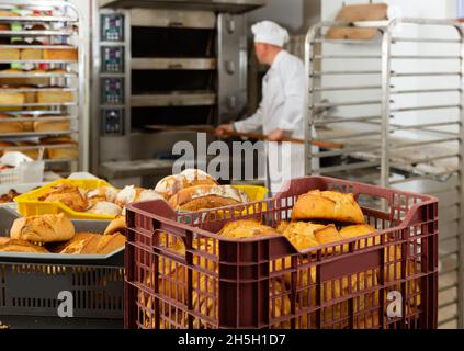 Boîte avec pain frais dans la boulangerie Banque D'Images