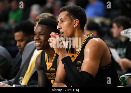 Grand Forks, Dakota du Nord, États-Unis.9 novembre 2021. Lors d'un match de basket-ball masculin NCAA entre l'Université du Wisconsin-Milwaukee Panthers et l'Université du Dakota du Nord Fighting Hawks au Betty Engelstad Sioux Center de Grand Forks, Dakota du Nord.Milwaukee a gagné 75-60.Russell Hons/CSM/Alamy Live News Banque D'Images