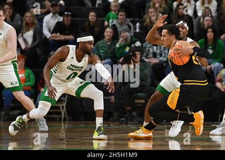 Grand Forks, Dakota du Nord, États-Unis.9 novembre 2021. Lors d'un match de basket-ball masculin NCAA entre l'Université du Wisconsin-Milwaukee Panthers et l'Université du Dakota du Nord Fighting Hawks au Betty Engelstad Sioux Center de Grand Forks, Dakota du Nord.Milwaukee a gagné 75-60.Russell Hons/CSM/Alamy Live News Banque D'Images