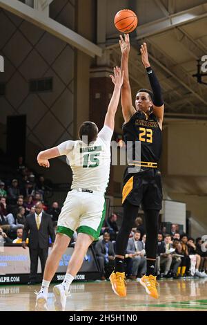 Grand Forks, Dakota du Nord, États-Unis.9 novembre 2021. Lors d'un match de basket-ball masculin NCAA entre l'Université du Wisconsin-Milwaukee Panthers et l'Université du Dakota du Nord Fighting Hawks au Betty Engelstad Sioux Center de Grand Forks, Dakota du Nord.Milwaukee a gagné 75-60.Russell Hons/CSM/Alamy Live News Banque D'Images