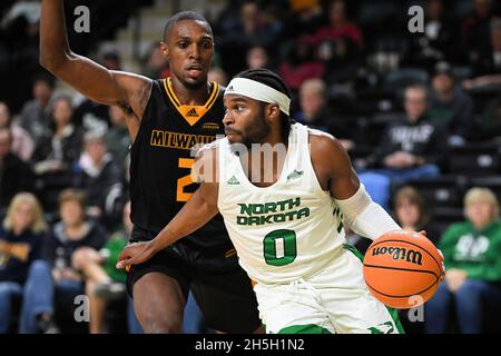 Grand Forks, Dakota du Nord, États-Unis.9 novembre 2021. Lors d'un match de basket-ball masculin NCAA entre l'Université du Wisconsin-Milwaukee Panthers et l'Université du Dakota du Nord Fighting Hawks au Betty Engelstad Sioux Center de Grand Forks, Dakota du Nord.Milwaukee a gagné 75-60.Russell Hons/CSM/Alamy Live News Banque D'Images