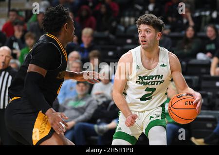 Grand Forks, Dakota du Nord, États-Unis.9 novembre 2021. Lors d'un match de basket-ball masculin NCAA entre l'Université du Wisconsin-Milwaukee Panthers et l'Université du Dakota du Nord Fighting Hawks au Betty Engelstad Sioux Center de Grand Forks, Dakota du Nord.Milwaukee a gagné 75-60.Russell Hons/CSM/Alamy Live News Banque D'Images