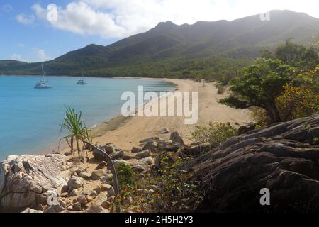 Vue sur la plage de Bona Bay, le parc national de Gloucester Island, Whitsundays, près de Bowen, Queensland, Australie.Pas de PR Banque D'Images