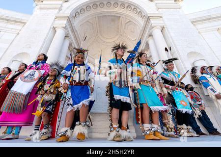 Les membres de la nation Crow se présentent à l'Amphithéâtre commémoratif lors d'un événement de commémoration du centenaire à la tombe du soldat inconnu, au cimetière national d'Arlington, le mardi 9 novembre 2021, à Arlington,Virginia.Credit: Alex Brandon/Pool via CNP /MediaPunch Banque D'Images