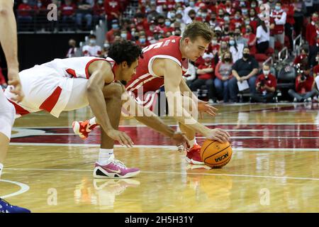 09 novembre 2021: Les Badgers du Wisconsin en avant Tyler Wahl (5) plongées pour une balle lâche pendant le match de basketball de la NCAA entre les Terriers de Saint Francis et les Badgers du Wisconsin au centre Kohl à Madison, WISCONSIN.Darren Lee/CSM Banque D'Images