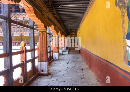 Couloirs de Rinpung Dzong - Bhoutan Banque D'Images