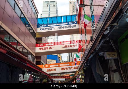 Marché de Namdaemun vaste marché traditionnel à Séoul, Corée du Sud, le 25 septembre 2021 Banque D'Images