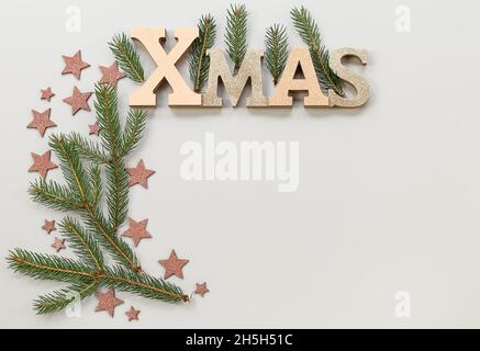 Composition de Noël.Carte postale de vacances avec étoiles décoratives, branches de sapin. Banque D'Images