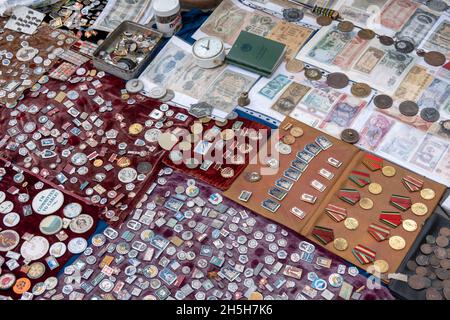 Badges rétro et pièces de monnaie sur le swap Meet Banque D'Images