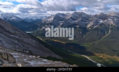 Belle vue sur les montagnes Rocheuses près de Canmore, Alberta, Canada avec réservoir de Spray Lakes entouré de forêts et de Goat Range. Banque D'Images