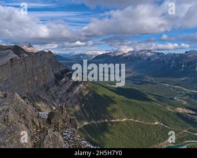 Vue panoramique imprenable sur Bow Valley dans les montagnes Rocheuses près de Canmore, Alberta, Canada le jour ensoleillé de l'automne avec le massif du Groupe Rundle et la rivière. Banque D'Images