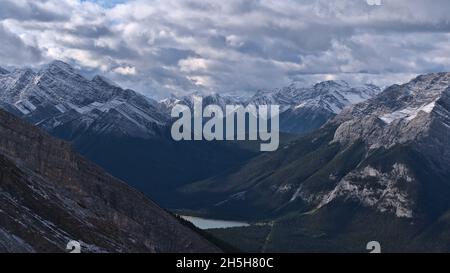 Vue sur les montagnes Rocheuses près de Canmore, Alberta, Canada avec le réservoir de Spray Lakes et les sommets enneigés de Goat Range et Sundance Range. Banque D'Images