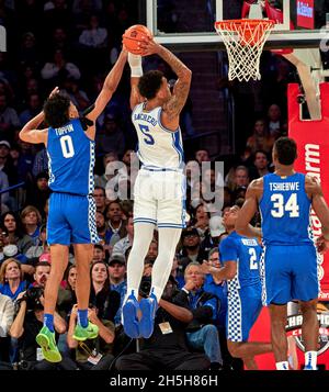 New York, New York, États-Unis.9 novembre 2021.Duke Blue Devils avant Paolo Banchero (5) dunks dans la première moitié comme Kentucky Wildcats avant Jacob Toppin (0) essayer de défendre pendant la State Farm Champions Classic à Madison Square Garden dans la ville de New York.Duke défait le Kentucky 79-71.Duncan Williams/CSM/Alamy Live News Banque D'Images