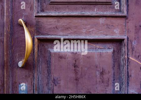 Ancienne porte extérieure en bois.Vue rapprochée de la porte antique Banque D'Images