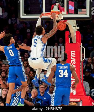 New York, New York, États-Unis.9 novembre 2021.Duke Blue Devils avant Paolo Banchero (5) dunks dans la première moitié comme Kentucky Wildcats avant Jacob Toppin (0) essayer de défendre pendant la State Farm Champions Classic à Madison Square Garden dans la ville de New York.Duke défait le Kentucky 79-71.Duncan Williams/CSM/Alamy Live News Banque D'Images