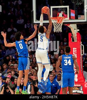 New York, New York, États-Unis.9 novembre 2021.Duke Blue Devils avant Paolo Banchero (5) dunks dans la première moitié comme Kentucky Wildcats avant Jacob Toppin (0) essayer de défendre pendant la State Farm Champions Classic à Madison Square Garden dans la ville de New York.Duke défait le Kentucky 79-71.Duncan Williams/CSM/Alamy Live News Banque D'Images