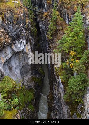 Vue à grand angle du ravin profond et étroit au canyon Marble, dans le parc national Kootenay, en Colombie-Britannique, au Canada, dans les montagnes Rocheuses, à l'automne. Banque D'Images