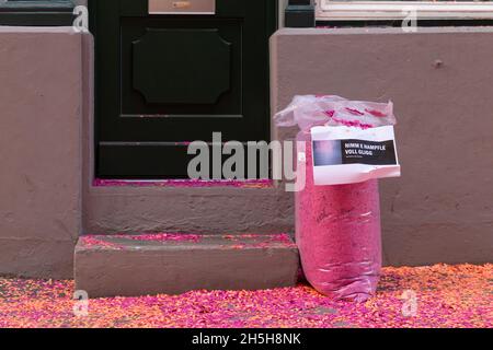 Bâle, Suisse - février 21.Gros plan d'un sac rempli de confettis roses Banque D'Images