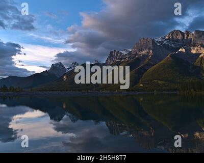 Vue sur le massif de la Nakoda d'Ehagay près de Canmore, Alberta, Canada dans les montagnes Rocheuses, avec le mont Lawrence Grassi après le lever du soleil se reflète dans l'eau. Banque D'Images
