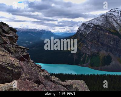 Vue panoramique sur le célèbre lac Louise avec des eaux turquoise et la vallée de la Bow en automne avec des rochers en face dans le parc national Banff, Canada. Banque D'Images