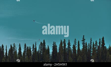Vue aérienne du lac Louise avec eau turquoise et canoë-kayak et planche à voile dans le parc national Banff, Alberta, Canada. Banque D'Images