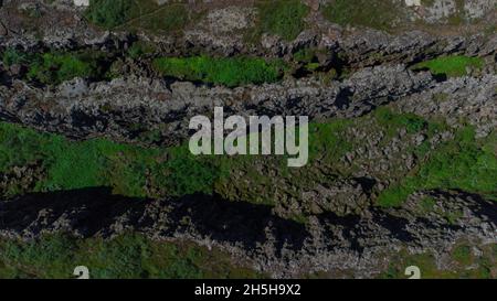 Vue aérienne des plaques tectoniques en collision à Thingvellir en Islande.Vue aérienne directe des plaques de connexion, en été. Banque D'Images