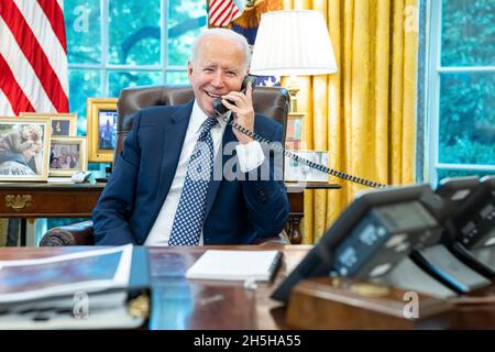 Le président Joe Biden parle au téléphone avec la présidente de la Chambre Nancy Pelosi, D-Californie, le mardi 24 août 2021,Dans le bureau ovale de la Maison Blanche.(Photo officielle de la Maison Blanche par Adam Schultz) Banque D'Images