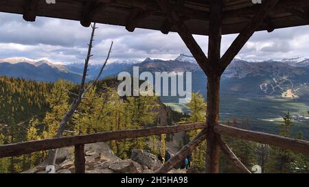 Vue panoramique sur la vallée de la Bow et les montagnes Rocheuses depuis un abri en bois au sommet de Big Beehive, près du lac Louise, parc national Banff, Canada. Banque D'Images