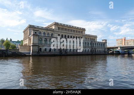 KALININGRAD, RUSSIE-5 JUIN 2021 : vue sur le Musée des Beaux-Arts de Kaliningrad avec une réflexion sur la rivière Pregolya.L'ancien bâtiment du Koni Banque D'Images