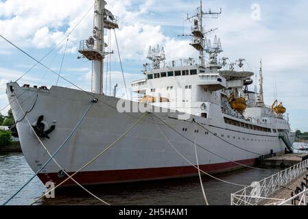 KALININGRAD, RUSSIE-5 juin 2021 le navire de recherche en communication spatiale Cosmonaut Viktor Patsaev est amarré sur le Grand Embankment de Peter à Kalin Banque D'Images