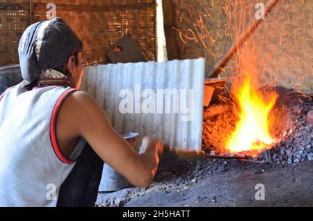 Le processus de fabrication du gamelan dans le village de Mojolaban, Sukoharjo, Central Java, Indonésie. Banque D'Images