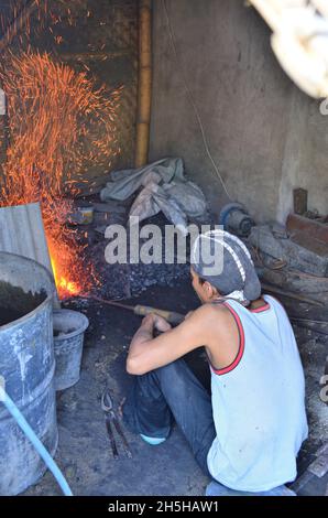 Le processus de fabrication du gamelan dans le village de Mojolaban, Sukoharjo, Central Java, Indonésie. Banque D'Images