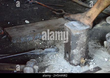 Le processus de fabrication du gamelan javanais à Mojolaban, Sukoharjo, Central Java, Indonésie Banque D'Images