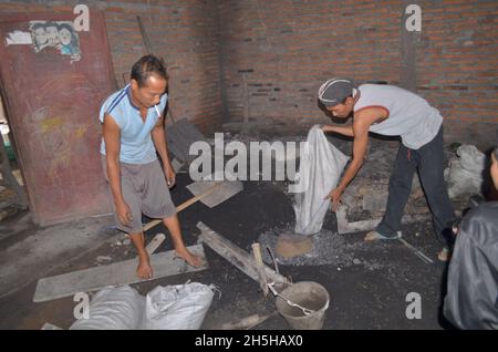 Le processus de fabrication du gamelan dans le village de Mojolaban, Sukoharjo, Central Java, Indonésie. Banque D'Images