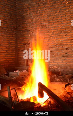 Le processus de fabrication du gamelan javanais à Mojolaban, Sukoharjo, Central Java, Indonésie Banque D'Images