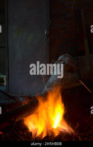 Le processus de fabrication du gamelan javanais à Mojolaban, Sukoharjo, Central Java, Indonésie Banque D'Images