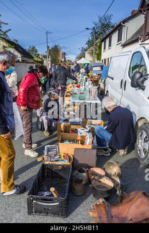 Brocante surpeuplée / vente de bottes de voiture à Martizay, Indre (36), France. Banque D'Images