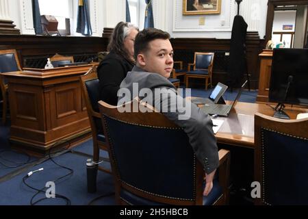 Kenosha, Wisconsin, États-Unis.9 novembre 2021.Le défendeur KYLE RITTENHOUSE, 18 ans, regarde en arrière où sa famille siège.En attendant que le tribunal commence son procès pour meurtre mardi au Kenosha circuit court.Rittenhouse fait face à sept charges.(Image de crédit : © Mark Hertzberg/ZUMA Press Wire) Banque D'Images