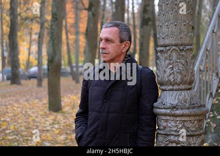 Homme retraité senior sur beau jour d'automne dans les stands et les repose-parcs Banque D'Images