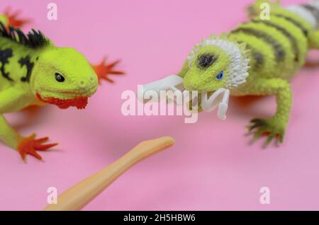 Des lézards cannibales ont attaqué des femmes.Le concept des prédateurs attaquant les gens Banque D'Images