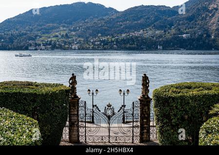 Porte en métal forgé de la Villa Carlotta surplombant le lac de Côme.Italie Banque D'Images