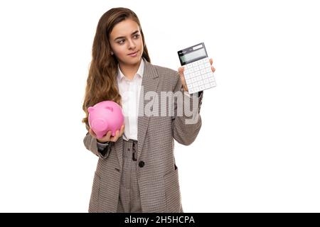 Photo de belle jolie petite fille d'adolescence de brunette très bien demander avec de longs cheveux dans une veste à carreaux élégante, un pantalon à carreaux et des porte-chemises blancs Banque D'Images