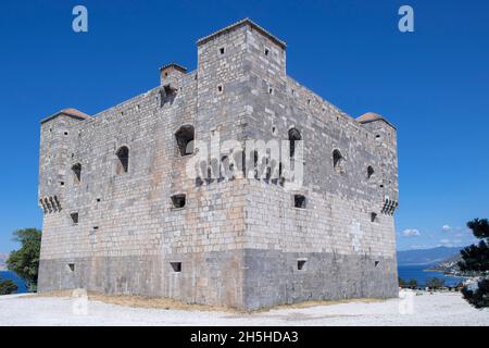 Forteresse médiévale de Nehaj, sur la colline au-dessus de Senj, en Croatie. Banque D'Images