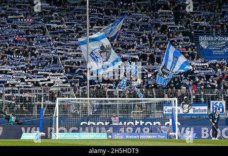 Bundesliga, Vonovia Ruhrstadion Bochum, VfL Bochum vs TSG Hoffenheim; VfL fans avec leurs foulards. Banque D'Images