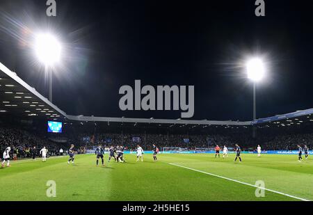 Bundesliga, Vonovia Ruhrstadion Bochum, VfL Bochum vs TSG Hoffenheim; scène de jeu dans le stade Ruhr sous projecteurs. Banque D'Images