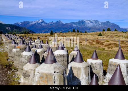 Weir, barrière blindée, dents de dragon, rampart alpin, plateau de Plamort,Reschen, Vinschgau, Tyrol du Sud, Italie Banque D'Images