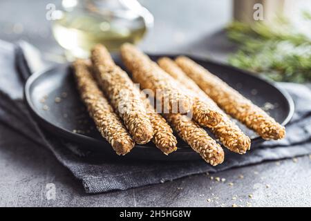 Gressins graissini.Bâtonnets de pain avec graines de sésame sur l'assiette. Banque D'Images