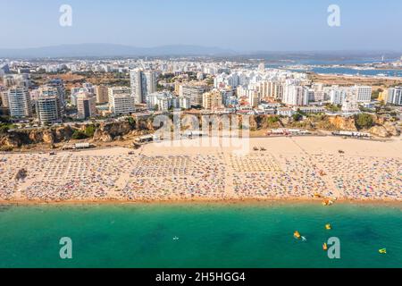 Vue aérienne de Portimao touristique avec grande plage de sable Rocha plein de gens, Algarve, Portugal Banque D'Images