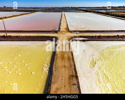 Couleurs étonnantes des étangs de sel de mer appelés salines peu de temps avant l'extraction de sel au Portugal Banque D'Images